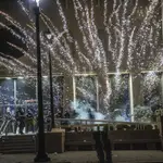 Fuegos artificiales explotan cerca de la Policía antidisturbios de Raleigh, en Carolina del Norte