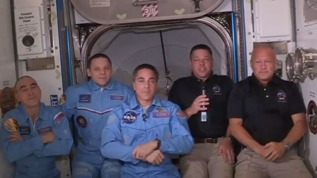 Los astronautas se han reunido en la Estación Espacial