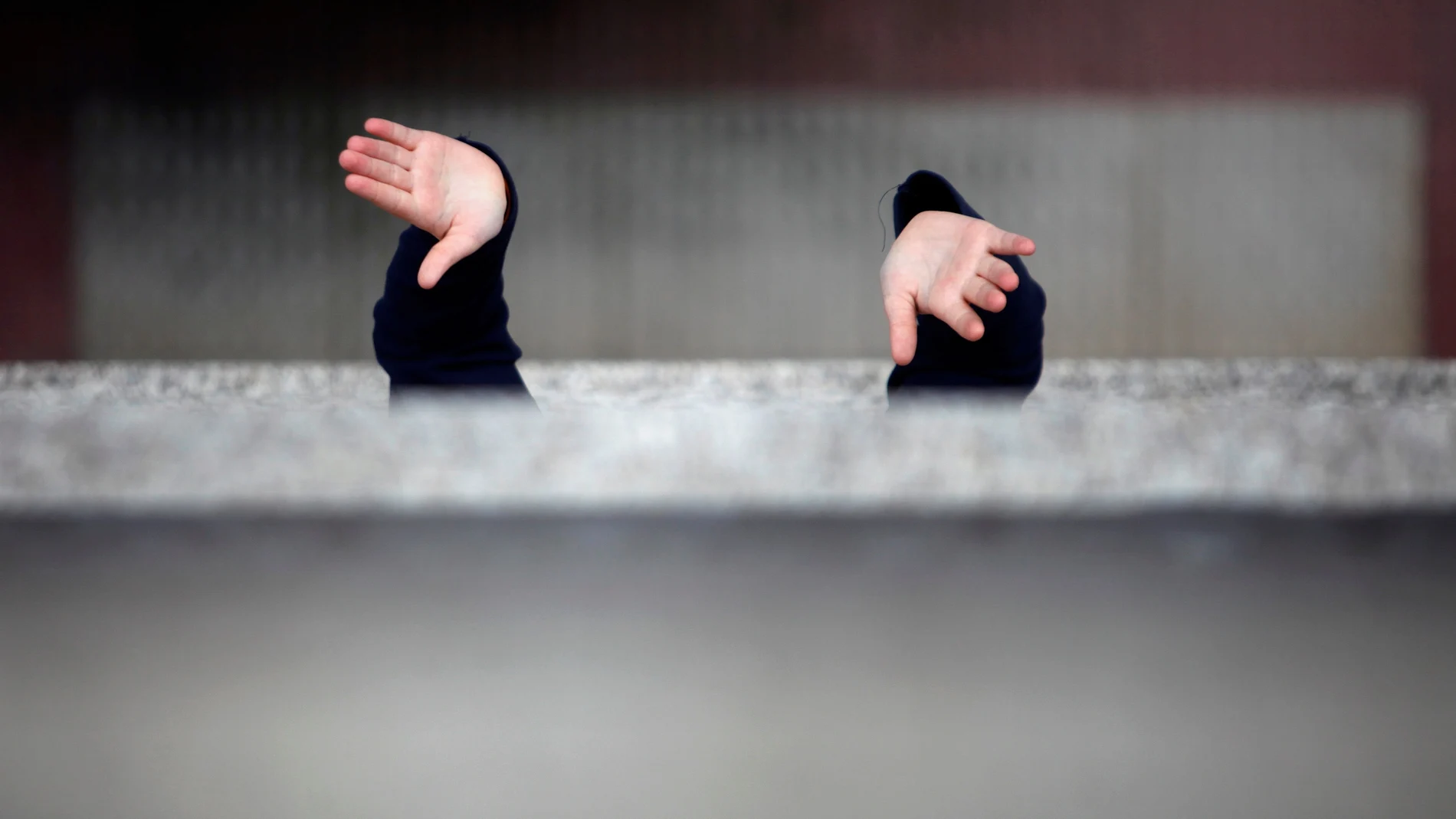 Una niña aplaude, en una imagen de archivo, a los sanitarios desde su ventana en Pontedeume, La Coruña