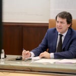  Fernández Mañueco rechaza negociaciones bilaterales y aboga por el diálogo frente al odio