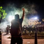 Las protestas contra la muerte de George Floyd se convirtió en una batalla campal frente a la Casa Blanca