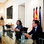 El alcalde de Madrid, José Luis Martínez-Almeida, junto a la presidenta regional, Isabel Díaz Ayuso, en la sede de la Comunidad