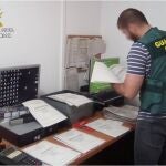 Un agente de la unidad Roca analiza la documentación de la causa