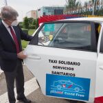 Ángel Garrido coloca el distintivo de reconocimiento al sector del Taxi de Madrid