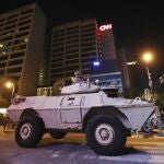 Un carro blindado de la policía en una manifestación en Mineápolis