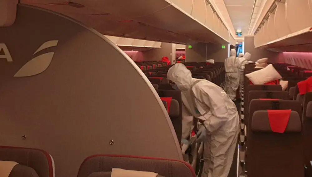Desinfección de un avión de Iberia