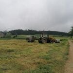 Imagen de archivo de un tractorista realizando sus labores en el campo
