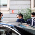 El presidente del Gobierno, Pedro Sánchez, accede a un coche oficial tras la celebración de una sesión de control al Ejecutivo, a 3 de junio de 2020