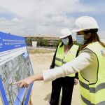 La alcaldesa de Pozuelo, Susana Pérez Quislant, ha supervisado la evolución de los trabajos de la pasarela sobre la M-503