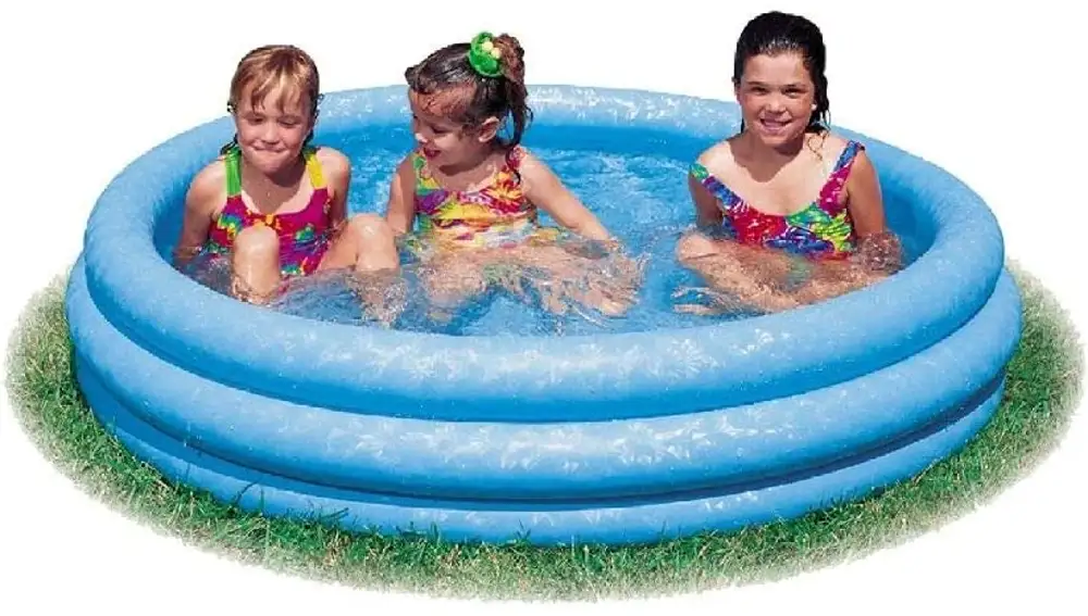 Las piscinas hinchables son una alternativa refrescante para los niños, pero nunca hay que dejarles solos porque pueden sufrir un corte de digestión u otro incidente que puede provocar que se ahoguen aunque no tenga mucha profundidad.