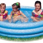 Las piscinas hinchables son una alternativa refrescante para los niños, pero nunca hay que dejarles solos porque pueden sufrir un corte de digestión u otro incidente que puede provocar que se ahoguen aunque no tenga mucha profundidad.