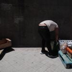 Un voluntario prepara productos antes de su entrega