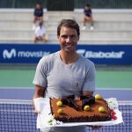 Rafa Nadal, con la tarta con que le obsequiaron en su Academia