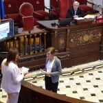 En la partida de atención a urgencias sociales faltan cerca de un 75 por ejecutar. En la imagen, de blanco, la portavoz popular María José Catalá en elpleno