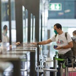 Pasajeros con sus maletas en las instalaciones de la Terminal T4 del Aeropuerto Adolfo Suárez Madrid-Barajas