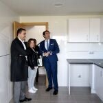 El consejero de Fomento y Medio Ambiente, Juan Carlos Suárez-Quiñones, en una visita a una vivienda social en Fresno el Viejo (Valladolid)