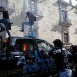 MEX2109. GUADALAJARA (MÉXICO), 04/06/2020.- Manifestantes brincan y destruyen una patrulla que arde tras ser quemada este jueves, durante una protesta por la muerte de Giovanni López, golpeado por policías de Ixtlahuacan de los Membrillos, en la ciudad de Guadalajara (México). Al menos 20 personas detenidas y dos patrullas incendiadas dejaron este jueves las protestas en la ciudad mexicana de Guadalajara en contra del abuso policial a un joven que murió tras ser arrestado por no usar tapabocas en plena pandemia por el coronavirus. EFE/Francisco Guasco