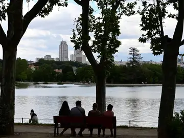 Varias personas disfrutan del día junto al Lago de la Casa de Campo, en Madrid MADRID SE PREPARA PARA ENTRAR EN LA FASE 2