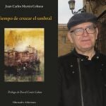 Martín Cobano posa junto a la portada de su nuevo poemario