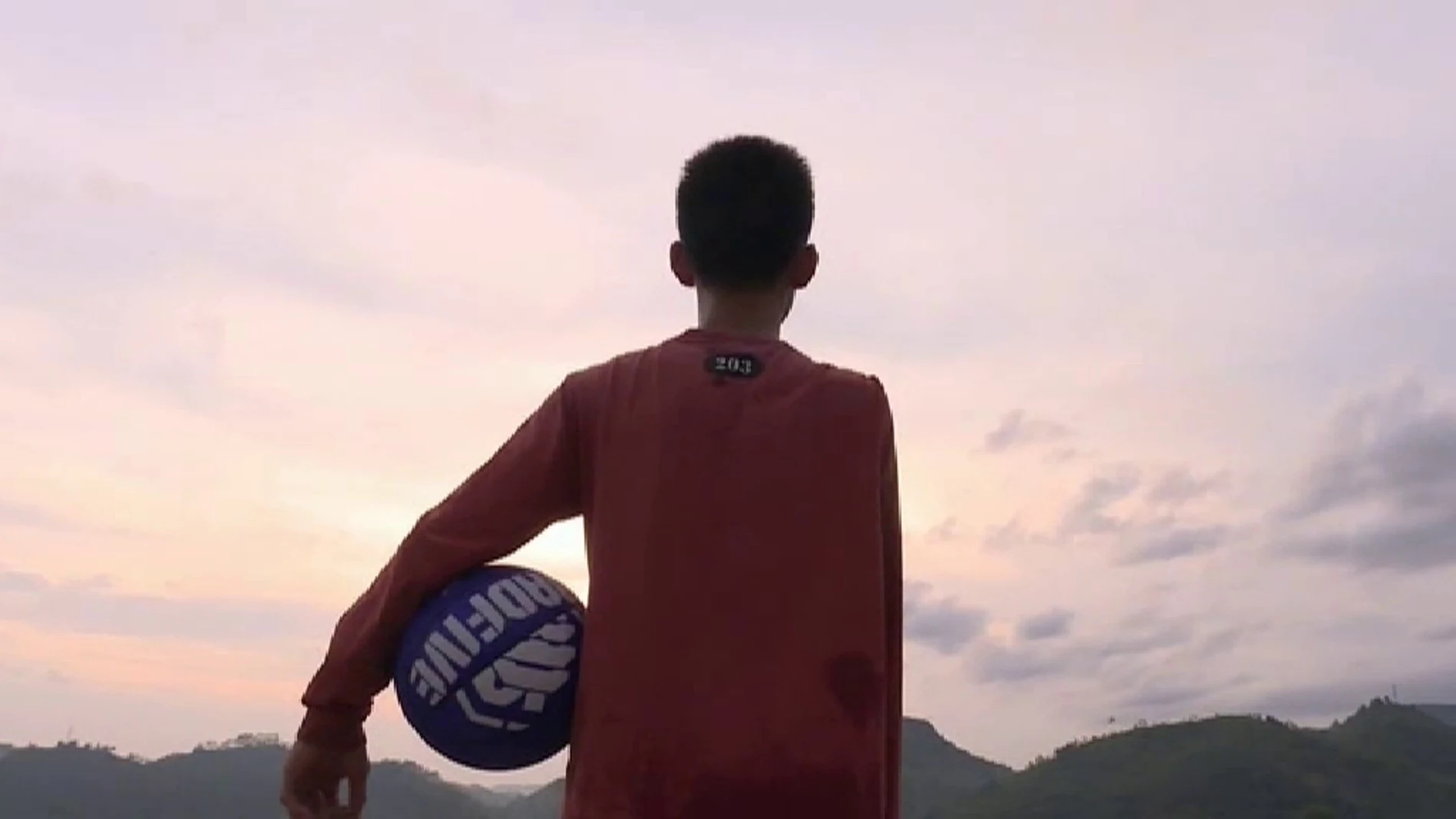 Un niño de 14 años se hace viral en las redes jugando al baloncesto con un solo brazo