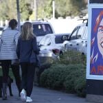 Un cartel donde aparece la Primera ministra Jacinda Ardern celebra que Nueva Zelanda ha erradicado la Covid-19.