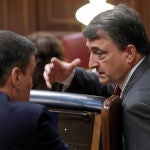 El portavoz del PNV, Aitor Esteban, conversa con el presidente del Gobierno, Pedro Sánchez, durante el pleno del Congreso que votó el pasado miércoles la última prórroga del estado de alarma.