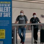 London (United Kingdom), 08/06/2020.- Passengers arrive at Heathrow Airport, London Britain, 08 June 2020. The British government has introduced new quarantine rules for travellers arriving from overseas. Those arriving into the UK must provide details of where they are staying and must stay home self isolating for 14 days. (Reino Unido, Londres) EFE/EPA/WILL OLIVER