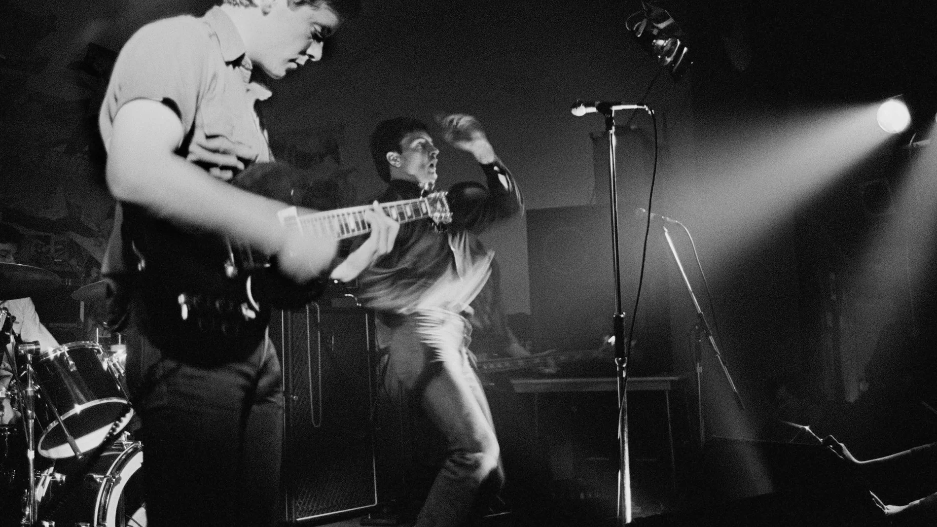 Bernard Sumner e Ian Curtis en el New Osborne Club de Londres en 1980