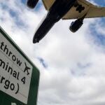 Un avión de British Airways toma tierra hoy en el aeropuerto londinense de Heathrow