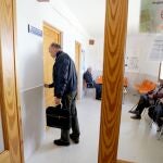 Un médico de familia llega a su consulta en la localidad vallisoletana de Viloria del Henar