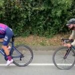 Rigoberto Urán, perseguido por un campesino, que le aguanta el ritmo
