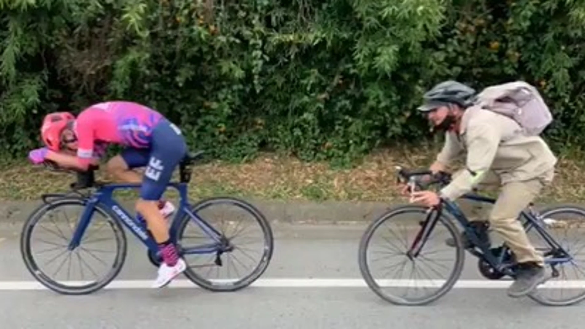 Rigoberto Urán, perseguido por un campesino, que le aguanta el ritmo