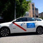 Un taxi estacionado en una calle de Madrid