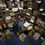 Un hombre observa un libro durante la Feria internacional del Libro en Guadalajara, México