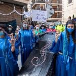 Más de 150 personas han protestado este martes frente al Palacio de San Esteban, coincidiendo con el acto institucional del Día de la Región, para mostrar su "profundo malestar" ante el "abandono, la inacción y la ineficacia" de las administraciones frente a la "crisis ecológica" que padece el Mar Menor "durante más de 30 años". EFE/Marcial Guillén
