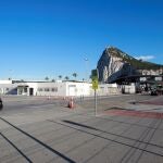 Frontera con Gibraltar y, al fondo, el Peñón