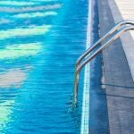 El niño se cayó accidentalmente a una piscina