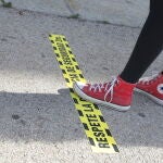 Señalización en el suelo que indica mantener la distancia de seguridad en la cola para entrar al interior del Palacio Real
