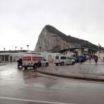 Acceso desde la Linea de la Concepción (Cádiz) a la frontera con Gibralta , donde se han impuesto restricciones al movimiento de las personas mayores de 70 años y se han suspendido actividades públicas y cerrado los bares y restaurantes tras hacerse público que tiene dos casos activos de coronavirus.