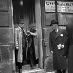 El joven Grynszpan, tras su interrogatorio en 1938, se cubre el rostro