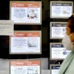Carteles de alquiler y venta en una agencia inmobiliaria