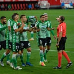 Bartra y varios de sus compañeros protestan a Mateu el penalti