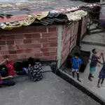 Rogrigo Silva (i) y Glauber Silva (2-i), de la favela Santa Marta, en la ciudad de Río de Janeiro (Brasil)