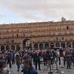 Miles de personas abarrotan la Plaza Mayor de Salamanca en defensa del mundo del toro