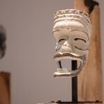 Máscara africana en un museo.