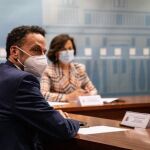 El portavoz adjunto de Ciudadanos en el Congreso, Edmundo Bal (i), y la vicepresidenta primera, Carmen Calvo (dcha)