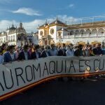Figuras del toreo retirados y en activo portan una pancarta en la concentración que ha tenido lugar esta tarde frente a la plaza de toros de la Real Maestranza de Sevilla en protesta por el "abandono" del Gobierno al mundo taurino, como consecuencia de la falta de ayudas tras la pandemia del coronavirus. EFE/Julio Muñoz