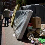 Colchones abandonados en la basura después de la pandemia del coronavirus en Madrid