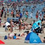 Vista general de la playa de la Malvarrosa durante el pasado domingo, nonagésimo segundo día del estado de alarma y último día de la fase 2