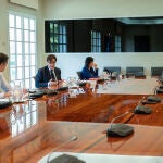 El presidente del Gobierno, Pedro Sánchez, se reúne con los presidentes autonómicos por videoconferencia, en Madrid (España) a 14 de junio de 2020. Le acompañan el ministro de Sanidad, Salvador Illa (d2) y la ministra de Política Territorial y Función Pública, Carolina Darias (d1).14 JUNIO 2020;MADRID;MONCLOA;GOBIERNO;CORONAVIRUS;COVID-19;PANDEMIA;EPIDEMIAMoncloa14/06/2020